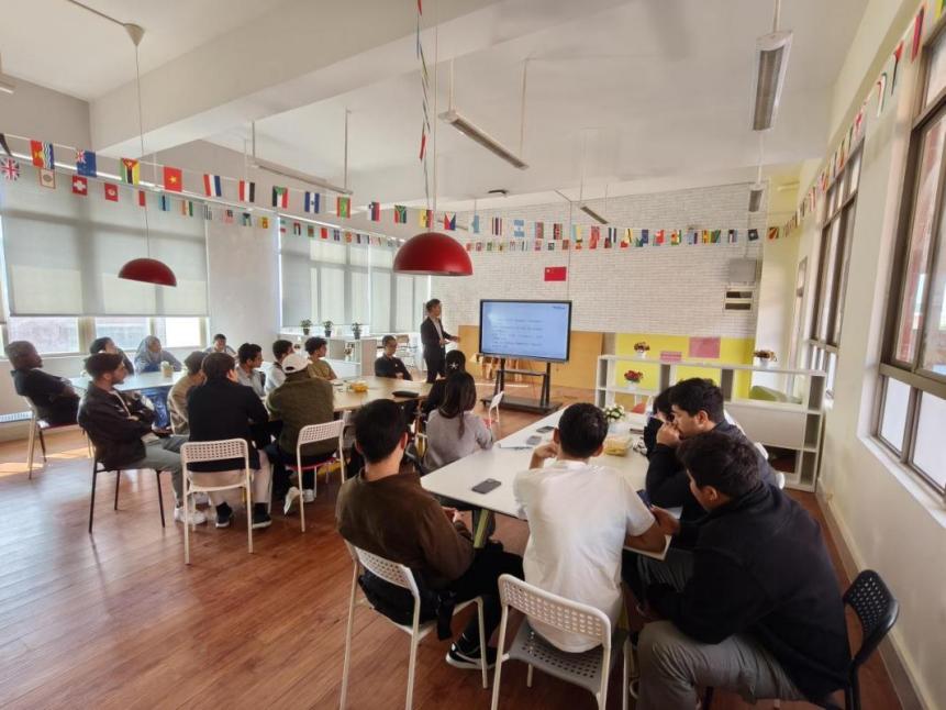 國際學院舉辦2025級來華留學生職業(yè)規(guī)劃座談會，廣州勞務服務助力留學人才融入本地發(fā)展